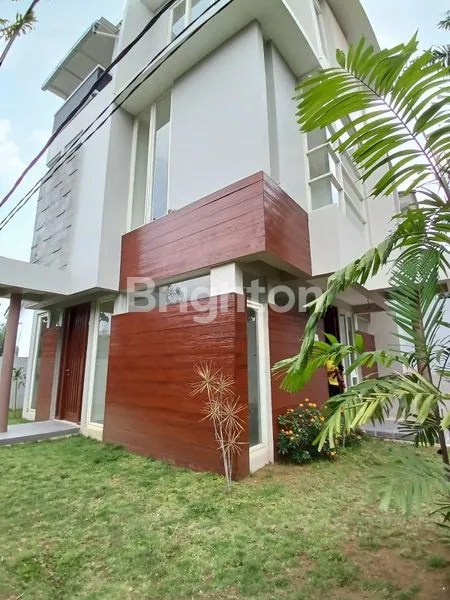 image RUMAH BARU MEWAH 3 LANTAI READY STOCK AREA DEKAT TOL SAWOJAJAR KOTA MALANG SUDAH SHM TINGGAL BALIK NAMA (1)