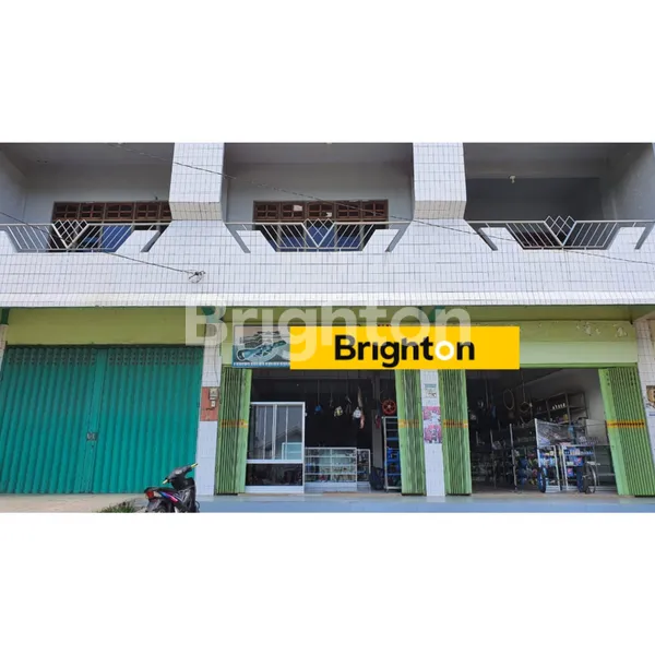 RUKO POROS JALAN DEPAN DAERAH PASAR IKAN VETOR LIDAK