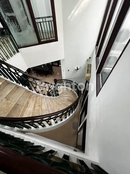 image RUMAH MEWAH 2 LANTAI.DI SEWAKAN (4)