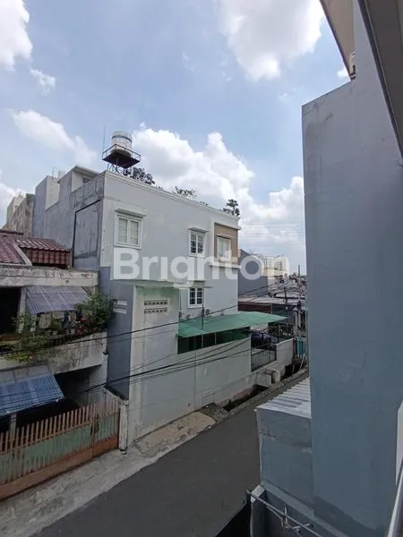 image RUMAH MODERN MINIMALIS 2,5 LANTAI SIAP HUNI & BEBAS BANJIR DI TOMANG JAKARTA BARAT (1)