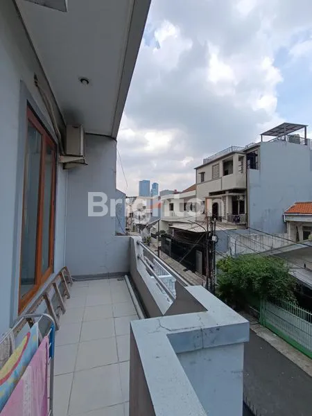 image RUMAH MODERN MINIMALIS 2,5 LANTAI SIAP HUNI & BEBAS BANJIR DI TOMANG JAKARTA BARAT (8)