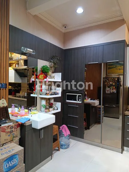 image RUMAH MEWAH 3 LANTAI, FULL FURNISHED SIAP HUNI, INTERIOR MEWAH LANTAI, DINDING, MATERIAL BANGUNAN PREMIUM & BEBAS BANJIR DI TOMANG MANDALA JAKARTA BARAT (2)