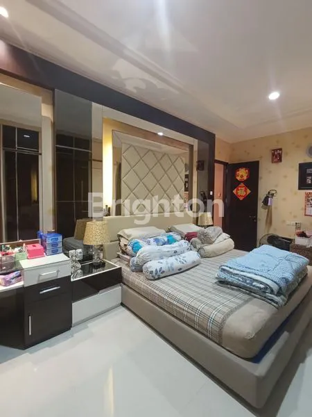 image RUMAH MEWAH 3 LANTAI, FULL FURNISHED SIAP HUNI, INTERIOR MEWAH LANTAI, DINDING, MATERIAL BANGUNAN PREMIUM & BEBAS BANJIR DI TOMANG MANDALA JAKARTA BARAT (5)
