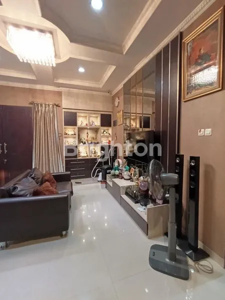 image RUMAH MEWAH 3 LANTAI, FULL FURNISHED SIAP HUNI, INTERIOR MEWAH LANTAI, DINDING, MATERIAL BANGUNAN PREMIUM & BEBAS BANJIR DI TOMANG MANDALA JAKARTA BARAT (1)
