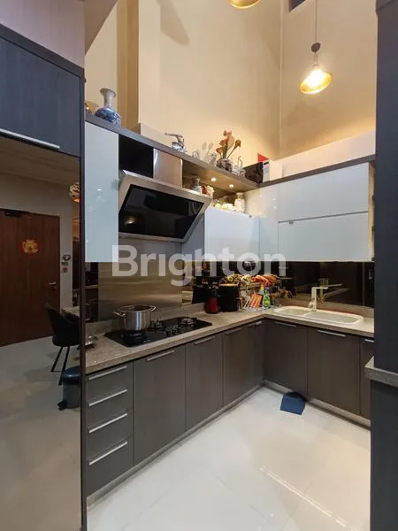 image RUMAH MEWAH 3 LANTAI, FULL FURNISHED SIAP HUNI, INTERIOR MEWAH LANTAI, DINDING, MATERIAL BANGUNAN PREMIUM & BEBAS BANJIR DI TOMANG MANDALA JAKARTA BARAT (3)