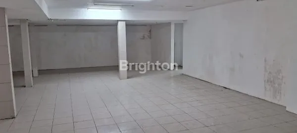 image RUMAH LOKASI STRATEGIS AREA KOMERSIL, TERAWAT, RAPIH, SIAP UNTUK USAHA, KANTOR DAN SEBAGAI TEMPAT TINGGAL (4)