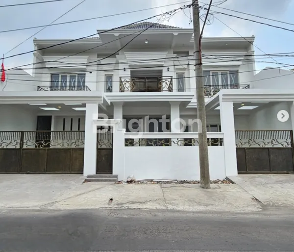 image RUMAH MEWAH 2 LANTAI BARU GRESS TOP MATERIAL LOKASI STRATEGIS AKSES MUDAH JEMUR ANDAYANI SURABAYA (1)