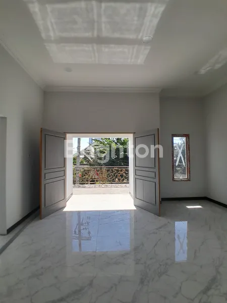 image RUMAH MEWAH 2 LANTAI BARU GRESS TOP MATERIAL LOKASI STRATEGIS AKSES MUDAH JEMUR ANDAYANI SURABAYA (2)