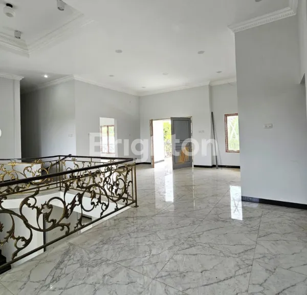 image RUMAH MEWAH 2 LANTAI BARU GRESS TOP MATERIAL LOKASI STRATEGIS AKSES MUDAH JEMUR ANDAYANI SURABAYA (3)