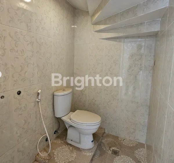 image RUMAH MEWAH 2 LANTAI BARU GRESS TOP MATERIAL LOKASI STRATEGIS AKSES MUDAH JEMUR ANDAYANI SURABAYA (4)