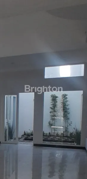 image RUMAH MEWAH 2 LANTAI BARU GRESS TOP MATERIAL LOKASI STRATEGIS AKSES MUDAH JEMUR ANDAYANI SURABAYA (6)