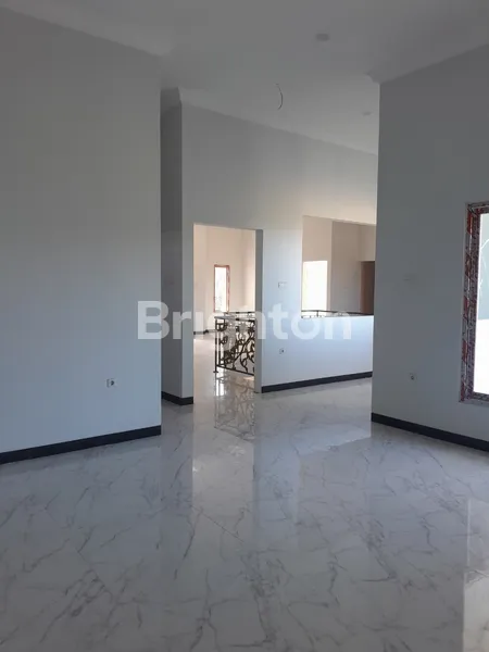 image RUMAH MEWAH 2 LANTAI BARU GRESS TOP MATERIAL LOKASI STRATEGIS AKSES MUDAH JEMUR ANDAYANI SURABAYA (7)