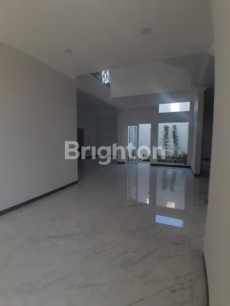 image RUMAH MEWAH 2 LANTAI BARU GRESS TOP MATERIAL LOKASI STRATEGIS AKSES MUDAH JEMUR ANDAYANI SURABAYA (8)