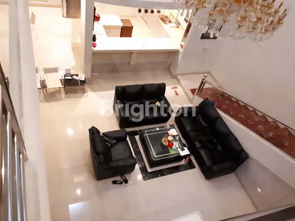 image RUMAH SULTAN DI LINGKUNGAN ASRI ALAM SUTERA (8)