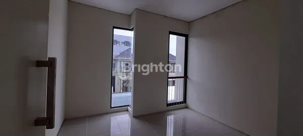image RUMAH DISEWAKAN SIAP HUNI 2 LANTAI MINUMALIS GREENHILL CITRALAND UTARA (5)