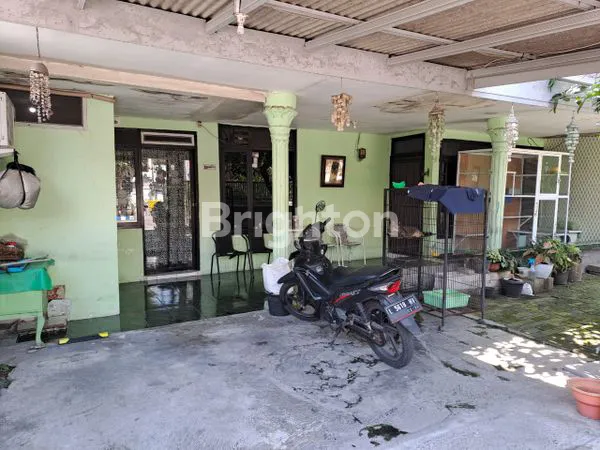image RUMAH TERAWAT MASIH DIHUNI  DEKAT KAMPUS DI AREA RUNGKUT MEJOYO (2)