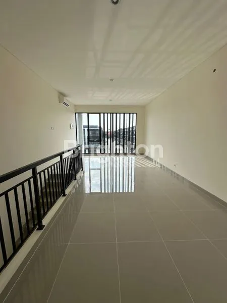 image RUKO 3 LANTAI DI HAMPTON PROMENADE, STRATEGIS (2)