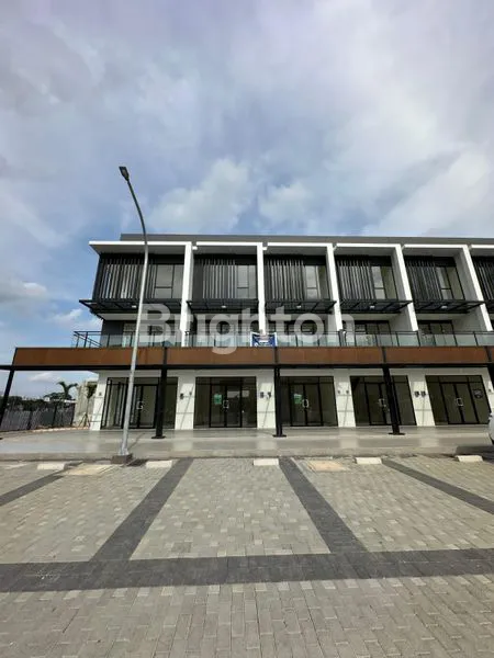 image RUKO 3 LANTAI DI HAMPTON PROMENADE, STRATEGIS (1)