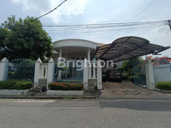 image RUMAH MEGAH SIAP HUNI DI JANTUNG KOTA PEKANBARU DENGAN PARKIRAN SUPER LUAS! (1)