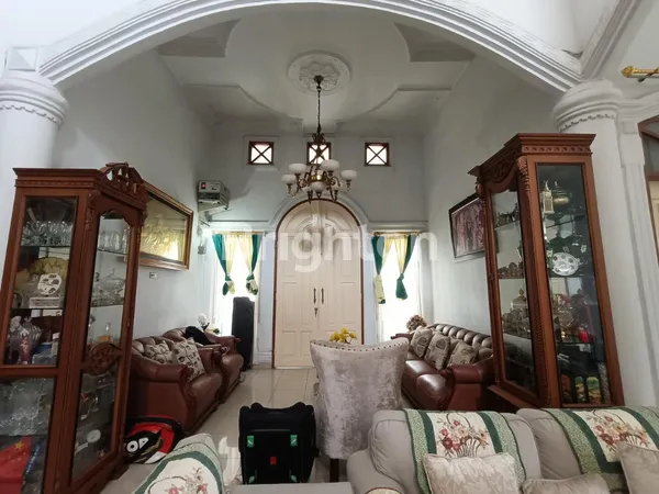 image RUMAH MEGAH SIAP HUNI DI JANTUNG KOTA PEKANBARU DENGAN PARKIRAN SUPER LUAS! (2)