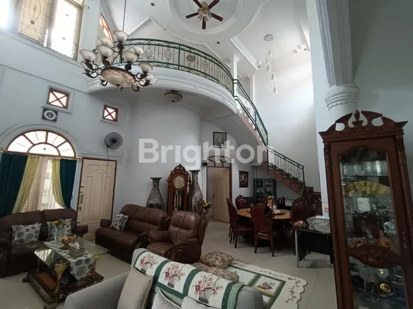 image RUMAH MEGAH SIAP HUNI DI JANTUNG KOTA PEKANBARU DENGAN PARKIRAN SUPER LUAS! (3)