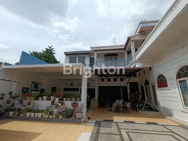 image RUMAH MEGAH SIAP HUNI DI JANTUNG KOTA PEKANBARU DENGAN PARKIRAN SUPER LUAS! (7)