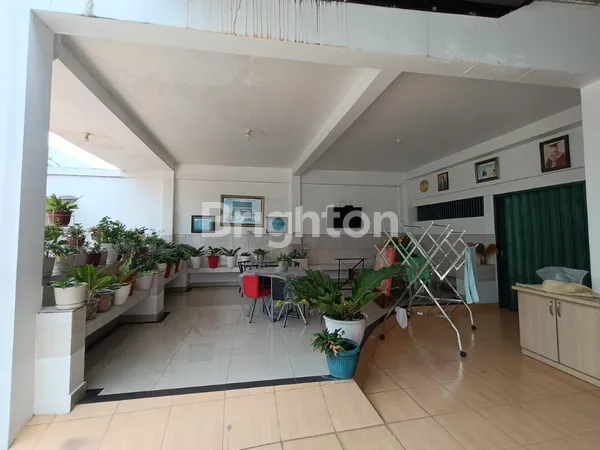 image RUMAH MEGAH SIAP HUNI DI JANTUNG KOTA PEKANBARU DENGAN PARKIRAN SUPER LUAS! (8)