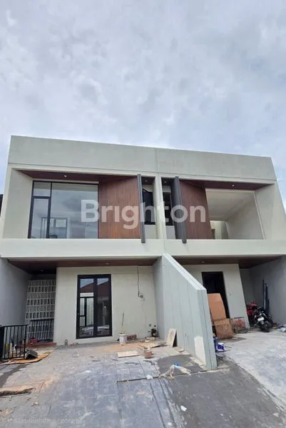 image RUMAH MEWAH 2 LANTAI NEW GRESS KLAMPIS SEMOLO TIMUR, 5 MENIT KE GALAXY MALL (1)