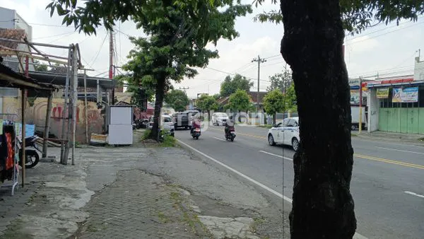 image RUMAH HITUNG TANAH DI JL. ADISUCIPTO COLOMADU (6)