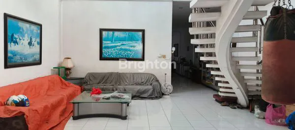 image DIJUAL RUMAH TERAWAT  2 LANTAI FULL FURNISH (KAYU JATI) DI PETEMON SURABAYA (2)