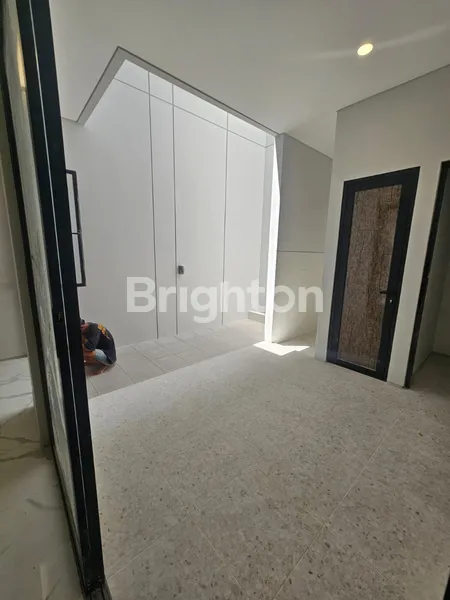 image RUNGKUT  BARU GRESS 2LT DEKAT MERR JARANG ADA LO KMR BANYAK 4 (2)