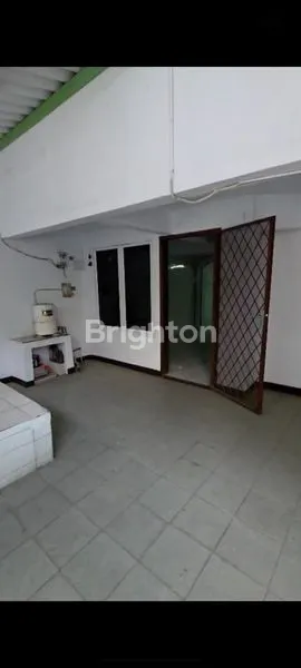image RUMAH MEWAH 3 LANTAI HADAP SELATAN SHM (1)