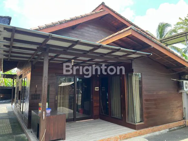 RUMAH DUA LANTAI DENGAN DESAIN TROPIS MODERN YANG DIPADUKAN DENGAN ORNAMEN KAYU, MENCIPTAKAN SUASANA HANGAT DAN NATURAL KHAS PEDESAAN BALI. BERADA DI ATAS LAHAN SELUAS 12,5 ARE