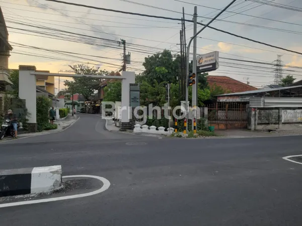 image TANAH HOOK STRATEGIS DI JL. PROF. SOEHARSO SOLO – ASET EMAS DI TENGAH KOTA! (2)