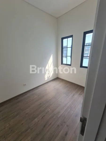 image DIJUAL RUMAH MEWAH 3 LANTAI – DOUBLE DECKER,\N LAVON 2 – SWAN CITY, TANGERANG\N (7)