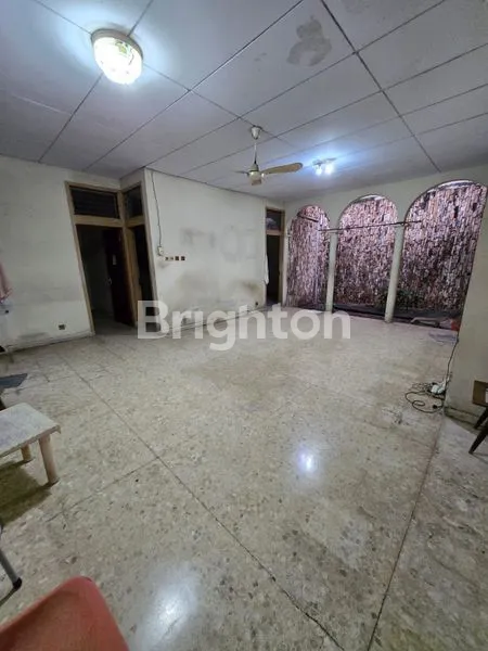 image DIJUAL RUMAH TUA LOKASI BAGUS BEBAS BANJIR SIAP DIBANGUN JAKARTA BARAT (3)