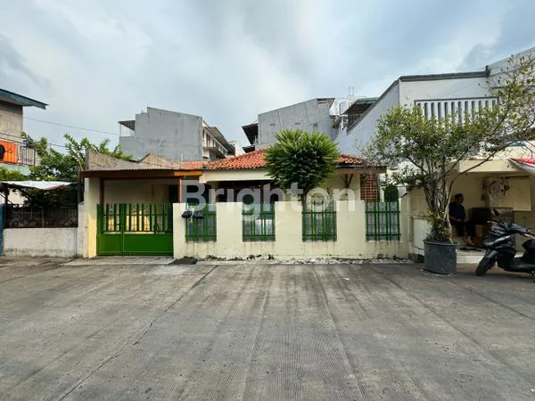 image DIJUAL RUMAH TUA LOKASI BAGUS BEBAS BANJIR SIAP DIBANGUN JAKARTA BARAT (1)