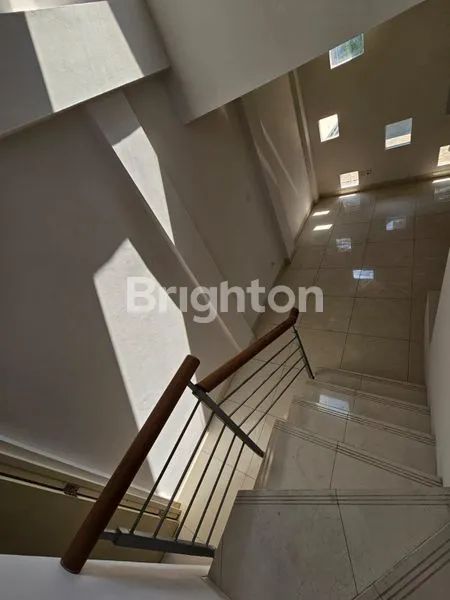 image RUMAH MINIMALIS TENGAH KOTA 3 LANTAI ADA BASEMENTNYA (5)