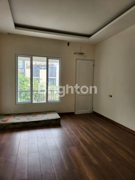 image RUMAH BARU SIAP HUNI 3 LANTAI UKURAN 8X20 M2 PURI INDAH KEMBANGAN KOMPLEK KEMBANG ELOK JAKARTA BARAT HADAP SELATAN ROW JALAN 3 MOBIL ONE GATE SYSTEM AMAN TENANG DAN NYAMAN (5)