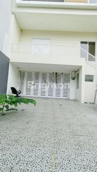 image RUMAH BARU SIAP HUNI 3 LANTAI UKURAN 8X20 M2 PURI INDAH KEMBANGAN KOMPLEK KEMBANG ELOK JAKARTA BARAT HADAP SELATAN ROW JALAN 3 MOBIL ONE GATE SYSTEM AMAN TENANG DAN NYAMAN (6)