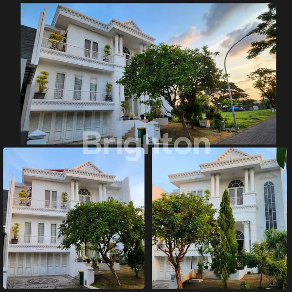 image RUMAH PREMIUM SUPER MEWAH CLUSTER VILLA BUKIT REGENCY PAKUWON INDAH SURABAYA BARAT JAWA TIMUR. DEKAT PUSAT PERBELANJAAN, PTC, SEKOLAH INTERNASIONAL, GWALK, CITRALAND. AMAN NYAMAN. KONSEP CLASIC MODERN. MURAH (1)