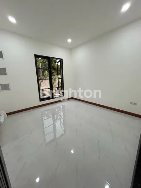 image RUMAH MODERN MINIMALIS  SHM DALAM CLUSTER KOTA WISATA, CIBUBUR (5)