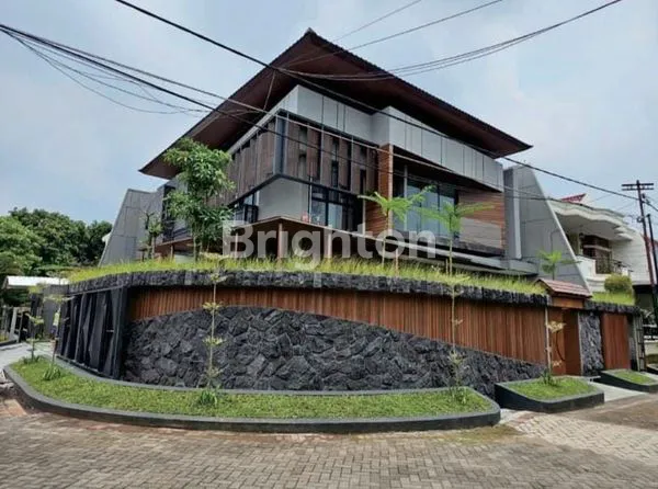 image RUMAH MEWAH DI MANYAR, CARPORT 4 MOBIL, PINTU UTAMA SMARTKEY (1)