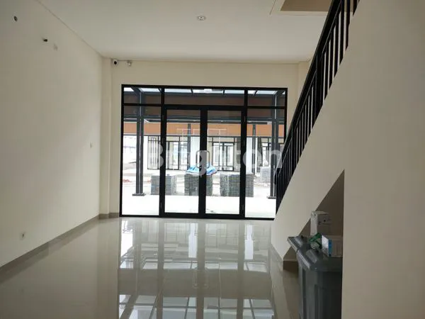 image SEWA RUKO 3 LANTAI HAMPTON WALK 2 MUKA ALFRESCO GADING SERPONG (3)