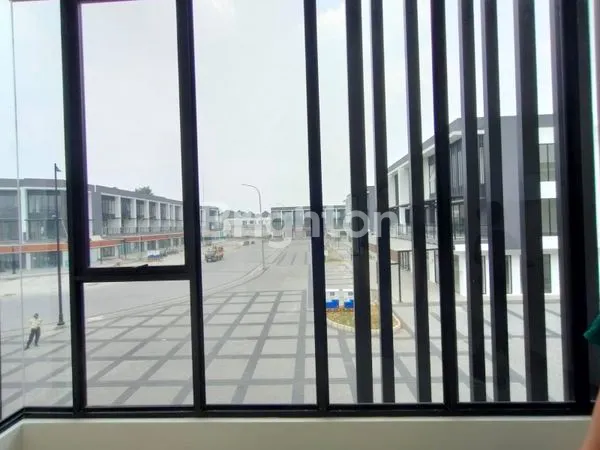 image SEWA RUKO 3 LANTAI HAMPTON WALK 2 MUKA ALFRESCO GADING SERPONG (6)