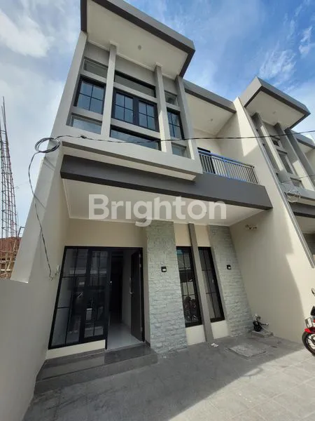image RUMAH BARU NEW GRESS DI KLAMPIS SURABAYA DEKAT KE TENGAH KOTA UNAIR PETRA MERR KERTAJAYA ITS GALAXY MAL  (1)