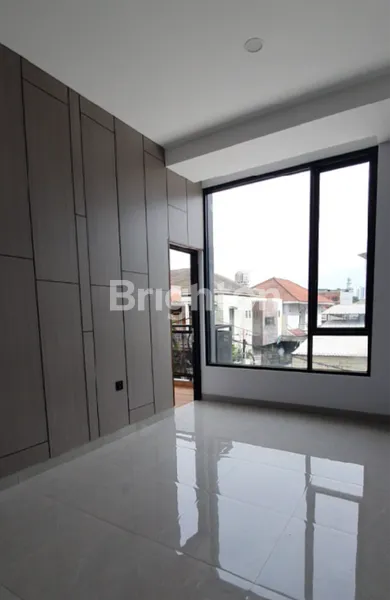 image PRIME HOUSE 3 LANTAI SELESAI RENOV SIAP HUNI DI KEBUN JERUK (4)