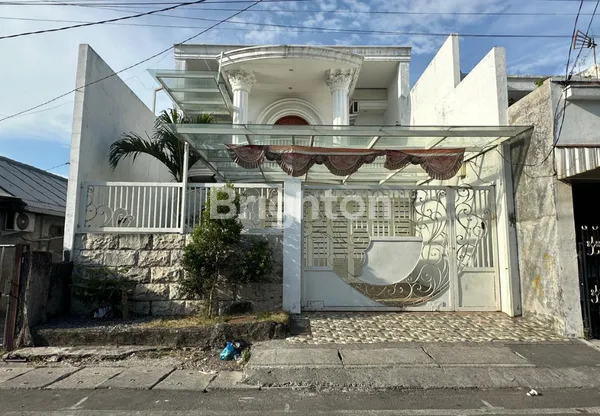 image RUMAH FURNISH 2 LANTAI ADA POOL SIAP HUNI DI PETEMON DEKAT PUSAT KOTA (1)