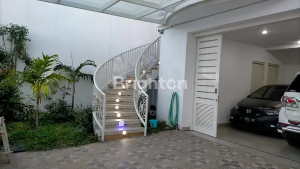 image RUMAH MINIMALIS SIAP HUNI ADA POOL DAN FURNISH 2 LANTAI DI PETEMON DEKAT PUSAT KOTA (3)