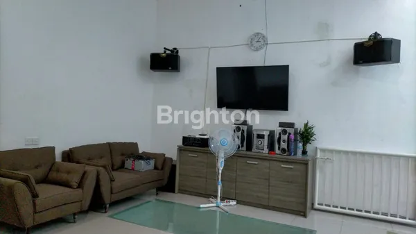 image RUMAH MINIMALIS SIAP HUNI ADA POOL DAN FURNISH 2 LANTAI DI PETEMON DEKAT PUSAT KOTA (5)